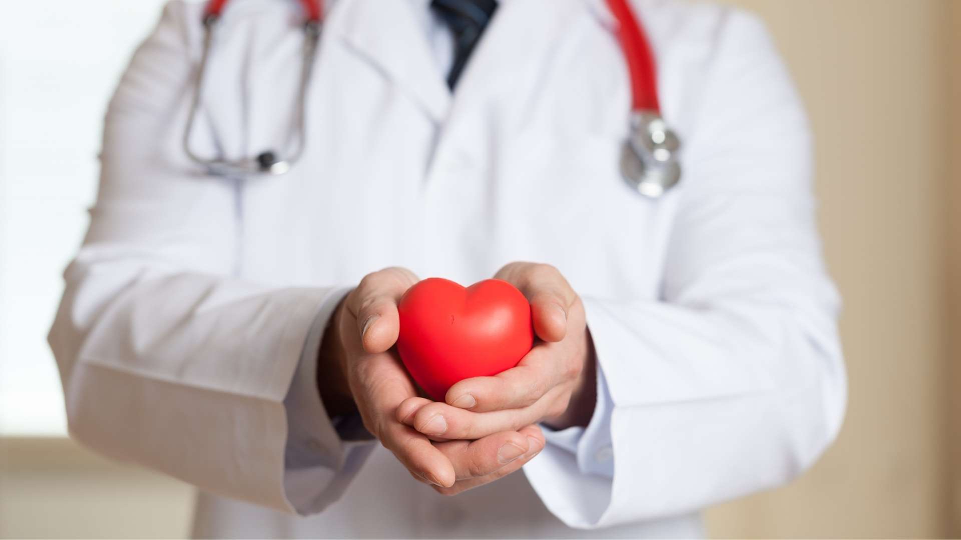 Сосудистые заболевания врач. Сердечно-сосудистые заболевания. Врач с сердечком. Доктор сердце. Руки медика.
